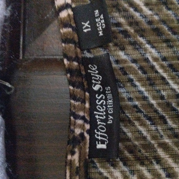 Citiknits stretchy tunic with gold metal decoation - Picture 3 of 4